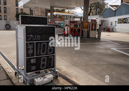 Une station essence avec un affichage électronique des prix du carburant à Kyoto, Japon Banque D'Images