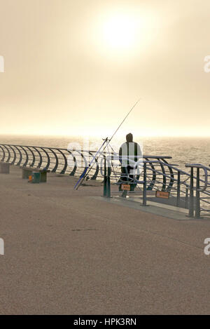 Pêche sur la digue à Cleveleys en hiver Banque D'Images