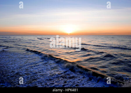 Coucher de soleil sur la mer en hiver,UK Banque D'Images