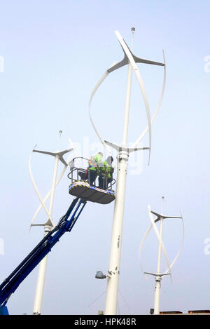 Travaux d'entretien effectués sur une éolienne à axe vertical, Lancashire, Royaume-Uni Banque D'Images