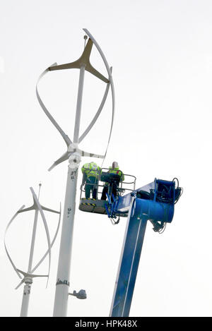 Travaux d'entretien effectués sur une éolienne à axe vertical, Lancashire, Royaume-Uni Banque D'Images