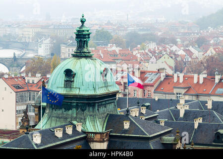 Les toits de Prague avec l'Académie Straka panorama en face. Banque D'Images