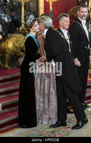 Madrid, Espagne. Feb 22, 2017. Le roi Felipe, Letizia Queen, l'Argentine le président Mauricio Macri et son épouse Juliana Awada assister à un dîner de gala au Palais Royal de Madrid, Espagne, le 22 février 2017. Credit : MediaPunch Inc/Alamy Live News Banque D'Images