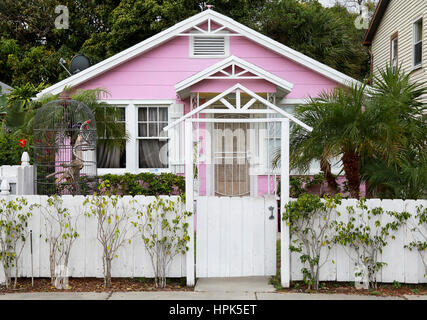 En Floride, aux États-Unis. Feb 22, 2017. 117 Sud J Street dans Lake Worth Mardi, 21 février 2017. Ce cadre, qui a été chalet vernaculaire en vedette dans un article du New York Times, remonte à environ 1935. Credit : Bruce R. Bennett/Le Palm Beach Post/ZUMA/Alamy Fil Live News Banque D'Images