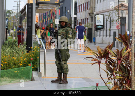 Rio de Janeiro, Brésil. Feb 22, 2017. Le Gouvernement fédéral brésilien n'autorise pas des milliers de militaires qui ont renforcé la sécurité de la ville de Rio de Janeiro qui est utilisée pour augmenter la sécurité des cariocas et touristes durant le carnaval de Rio. Le carnaval Carioca commence officiellement le vendredi (le 24 février ), mais aujourd'hui était le dernier jour que l'armée dans la ville. Plus de 1 millions de touristes brésiliens et étrangers sont attendus pour les festivités et la population craint pour sa sécurité. Credit : Luiz Souza/Alamy Live News Banque D'Images