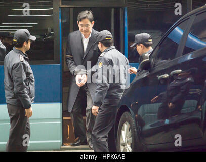 Séoul, Corée du Sud. Feb 22, 2017. Vice-président de Samsung Electronics et de facto le chef de groupe Samsung Lee Jae-Yong arrive sur le bureau des procureurs spéciaux à Séoul, Corée du Sud. Procureurs spéciaux interrogé Lee le mercredi pour la troisième fois depuis qu'il a été arrêté plus d'allégations de corruption liées à une affaire de corruption qui a conduit à la Présidente Park Geun-hye destitution en décembre 2016. Credit : AFLO Co.,Ltd/Alamy Live News Banque D'Images