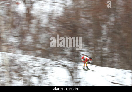 Sapporo, Japon. Feb 23, 2017. La Chine au cours de la concurrence Kao Pengyu men's 10km sprint du biathlon au Sapporo 2017 Jeux Asiatiques d'hiver à Sapporo, Japon, le 23 février 2017. Credit : Liao Yujie/Xinhua/Alamy Live News Banque D'Images