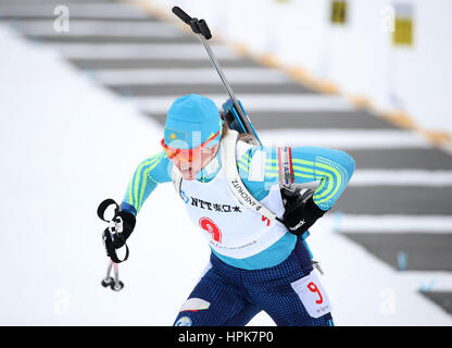 Sapporo, Japon. Feb 23, 2017. Alina Raikova du Kazakhstan est en concurrence au cours de la féministe 7.5km sprint du biathlon au Sapporo 2017 Jeux Asiatiques d'hiver à Sapporo, Japon, le 23 février 2017. Alina Raikova a pris la troisième place de l'événement en 21 minutes et 23,2 secondes. Credit : Liao Yujie/Xinhua/Alamy Live News Banque D'Images