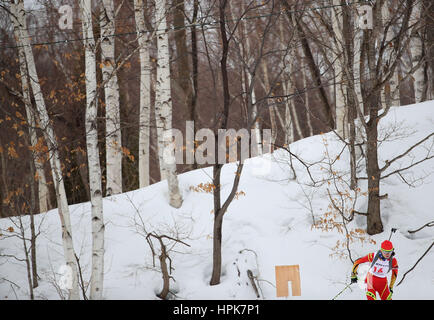 Sapporo, Japon. Feb 23, 2017. La Chine Tang Jialin fait concurrence au cours de la féministe 7.5km sprint du biathlon au Sapporo 2017 Jeux Asiatiques d'hiver à Sapporo, Japon, le 23 février 2017. Credit : Liao Yujie/Xinhua/Alamy Live News Banque D'Images