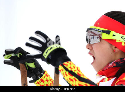 Sapporo, Japon. Feb 23, 2017. La Chine Zhang Yan fait concurrence au cours de la féministe 7.5km sprint du biathlon au Sapporo 2017 Jeux Asiatiques d'hiver à Sapporo, Japon, le 23 février 2017. Credit : Liao Yujie/Xinhua/Alamy Live News Banque D'Images