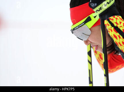 Sapporo, Japon. Feb 23, 2017. La Chine Zhang Yan fait concurrence au cours de la féministe 7.5km sprint du biathlon au Sapporo 2017 Jeux Asiatiques d'hiver à Sapporo, Japon, le 23 février 2017. Credit : Liao Yujie/Xinhua/Alamy Live News Banque D'Images