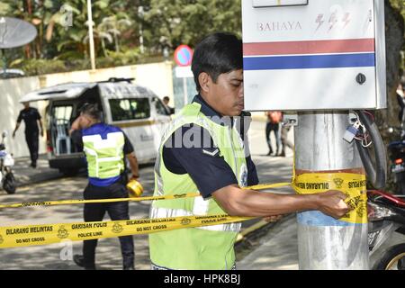 Police la police malaisienne préparer la ligne en face de l'ambassade de la Corée du Nord sur le 23 février 2017 à Kuala Lumpur, Malaisie. Feb 23, 2017. Selon la police il y aura manifestation avec des ONG locales dans nom de KBS contre à gouvernement de la Corée du Nord. Crédit : Chris Jung/ZUMA/Alamy Fil Live News Banque D'Images