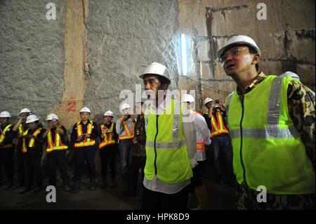 Jakarta, Indonésie. Feb 23, 2017. Le Président indonésien Joko Widodo (L, avant), accompagné par le Gouverneur de Jakarta Basuki Tjahaja Purnama (R, avant), visite le Mass Rapid Transit (MRT) site du projet, à Jakarta, Indonésie, le 23 février 2017. Le service de train MRT devrait être opérationnel en mars 2019. Credit : Zulkarnain/Xinhua/Alamy Live News Banque D'Images