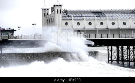 Brighton, UK. Feb 23, 2017. Les vagues déferlent sur le front de mer de Brighton par le Palace Pier comme Doris tempête frappe la côte sud d'aujourd'hui. Certaines parties de la Grande-Bretagne devraient obtenir des vents soufflant jusqu'à 70mph Crédit : Simon Dack/Alamy Live News Crédit : Simon Dack/Alamy Live News Banque D'Images