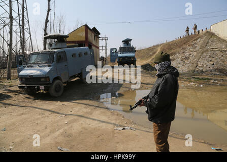 Srinagar, au Cachemire. Feb 23, 2017. Troopers paramilitaires indiennes montent la garde près d'un point de contrôle après une attaque de militants dans la banlieue de Srinagar, capitale d'été ofKashmir, 23 février, 2017. Au moins trois soldats de l'armée indienne ont été tués et trois autres blessés jeudi après une embuscade dans restiveKashmir les militants, ont dit. Une femme a également été tué dans les échanges de tirs. Credit : Javed Dar/Xinhua/Alamy Live News Banque D'Images