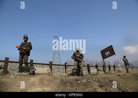 Srinagar, au Cachemire. Feb 23, 2017. Troopers paramilitaires indiennes montent la garde près d'un point de contrôle après une attaque de militants dans la banlieue de Srinagar, capitale d'été ofKashmir, 23 février, 2017. Au moins trois soldats de l'armée indienne ont été tués et trois autres blessés jeudi après une embuscade dans restiveKashmir les militants, ont dit. Une femme a également été tué dans les échanges de tirs. Credit : Javed Dar/Xinhua/Alamy Live News Banque D'Images