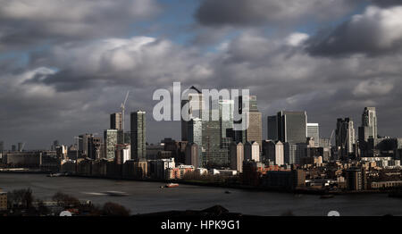 Londres, Royaume-Uni. 23 Février, 2017. Météo France : Doris tempête apporte plus de nuages en mouvement rapide Canary Wharf, Londres. Crédit : Guy Josse/Alamy Live News Banque D'Images