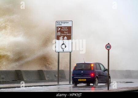 Doris tempête, New Brighton, Cheshire, Royaume-Uni. 23 févr. 2017. Des vents violents et la Péninsule de Wirral frappeur stide comme elle a fait la terre ce matin. Pilotes ont dû être très prudent que les vents avec rafales jusqu'à 80km/h ont balayé l'26' raz-de-marée sur la promenade que les gens ont fait leur façon de travailler. Banque D'Images