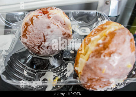 Paczki - traditionnel beignet de la taille d'un poing rempli de marmelade rose sont vus le 23 février 2017 à Gdynia, Pologne . Jeudi Gras (Pol. Tlusty mardi) est une fête chrétienne traditionnelle, le dernier jeudi avant le carême symbolisant la fin de Carrival. Les Polonais vont manger plus de 100 millions de dollars 'od' paczki ce jour. Banque D'Images