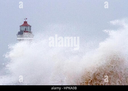 Doris tempête, New Brighton, Cheshire, Royaume-Uni. Feb 23, 2017. Météo britannique. Doris tempête détruit la Péninsule de Wirral comme elle a fait la terre ce matin. Les vents jusqu'à 80mph a causé la fermeture du port de Liverpool, l'annulation de tous les ferries et certaines grandes routes ont été fermées. Une marée haute de plus de 26' de la battue New Brighton Phare sur la Péninsule de Wirral comme Doris laisse une traînée de destruction le long de la côte nord-ouest. Credit : Cernan Elias/Alamy Live News Banque D'Images