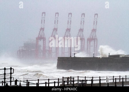 Doris tempête, New Brighton, Cheshire, Royaume-Uni. Feb 23, 2017. Météo britannique. Doris tempête détruit la Péninsule de Wirral comme elle a fait la terre ce matin. Les vents jusqu'à 80mph a causé la fermeture du port de Liverpool, l'annulation de tous les ferries et certaines grandes routes ont été fermées. Une marée haute de plus de 26' de la battue New Brighton Phare sur la Péninsule de Wirral comme Doris laisse une traînée de destruction le long de la côte nord-ouest. Credit : Cernan Elias/Alamy Live News Banque D'Images