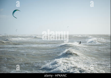 Un kite surfer jouit du vent en mer au large de la côte de la mer par Goring, Worthing, West Sussex, UK. Banque D'Images