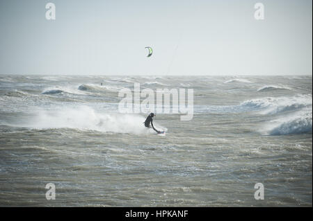 Un kite surfer jouit du vent en mer au large de la côte de la mer par Goring, Worthing, West Sussex, UK. Banque D'Images