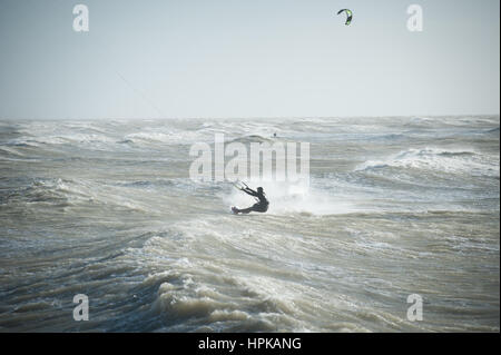 Un kite surfer jouit du vent en mer au large de la côte de la mer par Goring, Worthing, West Sussex, UK. Banque D'Images