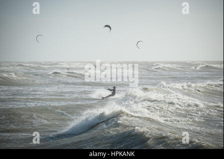 Un kite surfer jouit du vent en mer au large de la côte de la mer par Goring, Worthing, West Sussex, UK. Banque D'Images