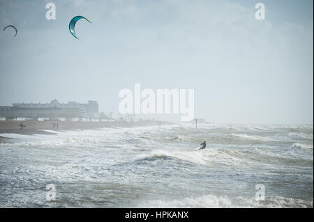 Un kite surfer jouit du vent en mer au large de la côte de la mer par Goring, Worthing, West Sussex, UK. Banque D'Images