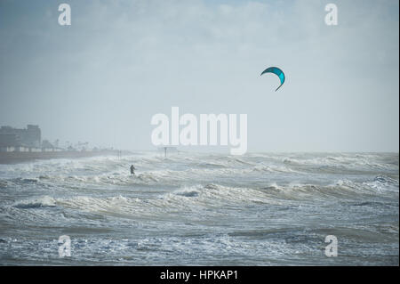Un kite surfer jouit du vent en mer au large de la côte de la mer par Goring, Worthing, West Sussex, UK. Banque D'Images