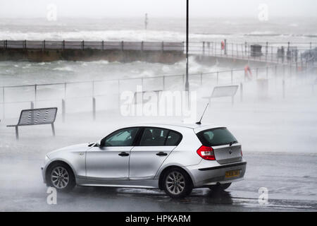 New Brighton, Royaume-Uni. Météo britannique. 23 Février, 2017 Les vents de tempête de l'ampleur, car les automobilistes file d'attente pour un lavage de voiture gratuit. Même lorsque la marée se retire les vents s'intensifier dans le presse Sorm Doris fait toucher terre. Le Lac Marin à New Brighton est fouettée jusqu'à la frénésie pendant la tempête. /AlamyLiveNews MediaWorldImages de crédit. Banque D'Images