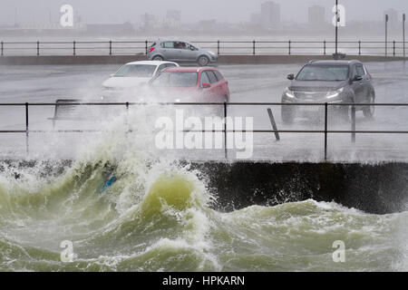 New Brighton, Royaume-Uni. Météo britannique. Vents de tempête de l'ampleur, car les automobilistes file d'attente pour un lavage de voiture gratuit. Même lorsque la marée se retire les vents de tempête s'intensifier, Doris fait toucher terre. Le Livre vert le lac marin à New Brighton est fouettée jusqu'à la frénésie pendant la tempête ; il existe des avertissements que l'eau pouvait être dangereux et nocifs pour la santé. /AlamyLiveNews MediaWorldImages de crédit. Banque D'Images