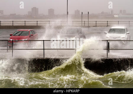 New Brighton, Royaume-Uni. Météo britannique. Vents de tempête de l'ampleur, car les automobilistes file d'attente pour un lavage de voiture gratuit. Même lorsque la marée se retire les vents de tempête s'intensifier, Doris fait toucher terre. Le Livre vert le lac marin à New Brighton est fouettée jusqu'à la frénésie pendant la tempête ; il existe des avertissements que l'eau pouvait être dangereux et nocifs pour la santé. /AlamyLiveNews MediaWorldImages de crédit. Banque D'Images