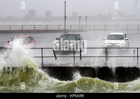 New Brighton, Royaume-Uni. Météo britannique. Vents de tempête de l'ampleur, car les automobilistes file d'attente pour un lavage de voiture gratuit. Même lorsque la marée se retire les vents de tempête s'intensifier, Doris fait toucher terre. Le Livre vert le lac marin à New Brighton est fouettée jusqu'à la frénésie pendant la tempête ; il existe des avertissements que l'eau pouvait être dangereux et nocifs pour la santé. /AlamyLiveNews MediaWorldImages de crédit. Banque D'Images