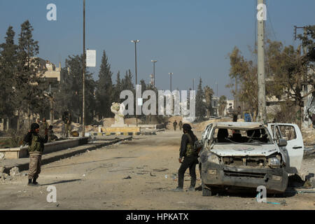 Al-Bab, la Syrie. 22 février 2017. Les forces turques et l'Armée syrienne libre (ASL) sont maintenant en contrôle de l'ensemble de la ville d'Al-Bab. Les forces turques et la FSA ont été en mesure de saisir la ville, en dépit de la résistance acharnée des autres combattants de l'État islamique dans la ville, au moyen d'appareils de combat intenses frappes aériennes et d'artillerie lourde : Crédit Muhammad Juma/ImagesLive/ZUMA/Alamy Fil Live News Banque D'Images