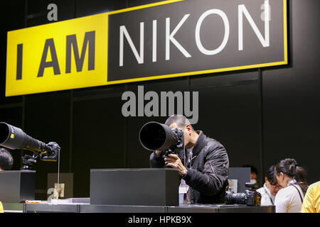 Yokohama, Japon. 23 Février, 2017. Un homme essaye un téléobjectif Nikon à l'appareil photo et imagerie photo CP 2017 Show le 23 février 2017, Yokohama, Japon. Le CP est le plus grand appareil photo et photo imaging trade show au Japon avec 1 116 stands d'exposants et environ 70 000 visiteurs attendus pour les quatre jours de spectacle. L'exposition de cette année a lieu à l'Pacifico Yokohama et BankART Studio NYK et court jusqu'à dimanche 26 février. Credit : Rodrigo Reyes Marin/AFLO/Alamy Live News Banque D'Images