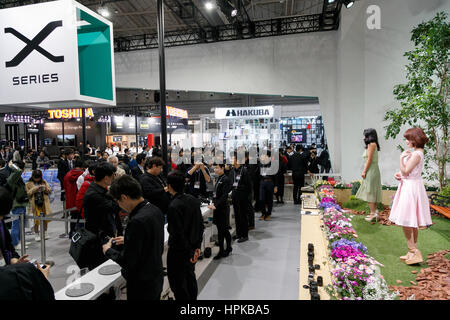 Yokohama, Japon. 23 Février, 2017. Les modèles posent pour les caméras au stand Fuji au cours de la CP et de la caméra d'imagerie photo Show 2017 le 23 février 2017, Yokohama, Japon. Le CP est le plus grand appareil photo et photo imaging trade show au Japon avec 1 116 stands d'exposants et environ 70 000 visiteurs attendus pour les quatre jours de spectacle. L'exposition de cette année a lieu à l'Pacifico Yokohama et BankART Studio NYK et court jusqu'à dimanche 26 février. Credit : Rodrigo Reyes Marin/AFLO/Alamy Live News Banque D'Images