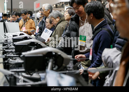 Yokohama, Japon. 23 Février, 2017. Visiteur voir les drones DJI sur l'affichage à l'appareil photo et imagerie photo CP 2017 Show le 23 février 2017, Yokohama, Japon. Le CP est le plus grand appareil photo et photo imaging trade show au Japon avec 1 116 stands d'exposants et environ 70 000 visiteurs attendus pour les quatre jours de spectacle. L'exposition de cette année a lieu à l'Pacifico Yokohama et BankART Studio NYK et court jusqu'à dimanche 26 février. Credit : Rodrigo Reyes Marin/AFLO/Alamy Live News Banque D'Images