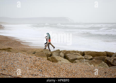 S'éloigner des vagues par temps orageux à Storm Doris, plage de Hengistbury Head, Christchurch, Dorset, Royaume-Uni. 23rd février 2017 Banque D'Images