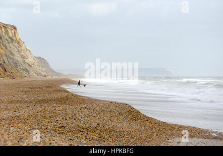 Temps orageux à Storm Doris, plage de Hengistbury Head, Christchurch, Dorset, Royaume-Uni. 23rd février 2017 Banque D'Images