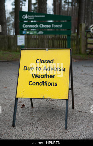 Staffordshire, West Midlands. Feb 23, 2017. Météo britannique. Doris Storm batters Staffordshire dans le West Midlands. Cannock Chase Forest est fermé au public en raison des vents violents. Le parking à Bouleaux Valley affiche un signe clos. Crédit : Richard Grange/Alamy Live News Banque D'Images