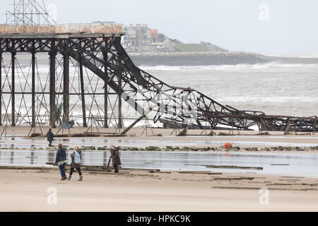 Le Colwyn Bay Victoria Pier endommagé comme Doris tempête a soufflé sur le Nord du Pays de Galles et s'est effondré à la fin de la jetée Banque D'Images