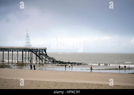 Le Colwyn Bay Victoria Pier endommagé comme Doris tempête a soufflé sur le Nord du Pays de Galles et s'est effondré à la fin de la jetée Banque D'Images