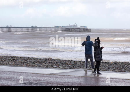 Doris tempête hits parties de Nord du Pays de Galles, y compris en tant que visiteurs, Llandudno voir la tempête de la promenade Banque D'Images