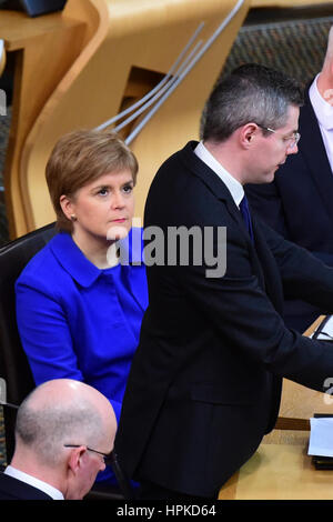 Edinburgh, Ecosse, Royaume-Uni. Feb 23, 2017. Premier ministre Nicola Sturgeon regarde Finances Secrétaire Derek Mackay dirige le débat sur l'étape trois du budget écossais, Crédit : Ken Jack/Alamy Live News Banque D'Images