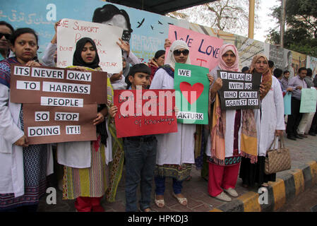 Les membres de la société civile sont maintenant manifestation de protestation contre le harcèlement d'Pak-Turk les écoles par la police, à l'extérieur de Karachi Press Club le Jeudi, Février 23, 2017. Banque D'Images