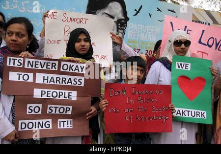 Les membres de la société civile sont maintenant manifestation de protestation contre le harcèlement d'Pak-Turk les écoles par la police, à l'extérieur de Karachi Press Club le Jeudi, Février 23, 2017. Banque D'Images