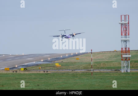 L'aéroport de Leeds et Bradford, West Yorkshire. UK. Jeudi 23 février 2017. Turboprop Flybe vol passager venant à la terre dans des vents de travers à l'aéroport le plus élevé du Royaume-Uni- Leeds Bradford. Crédit : Ian Wray/Alamy Live News Banque D'Images