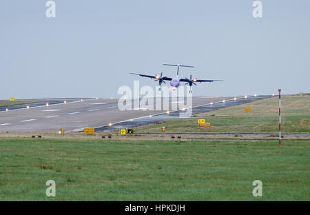 L'aéroport de Leeds et Bradford, West Yorkshire. UK. Jeudi 23 février 2017. Turboprop Flybe vol passager venant à la terre dans des vents de travers à l'aéroport le plus élevé du Royaume-Uni- Leeds Bradford. Crédit : Ian Wray/Alamy Live News Banque D'Images